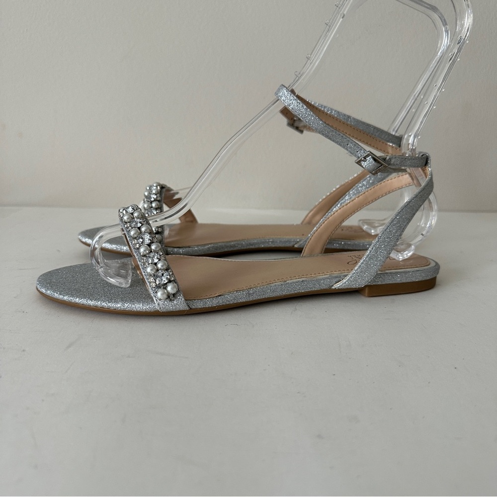 NEW Jewel Badgley Mischka Women's Daria Pearl and Crystal Flat Sandals, Sz 8.5